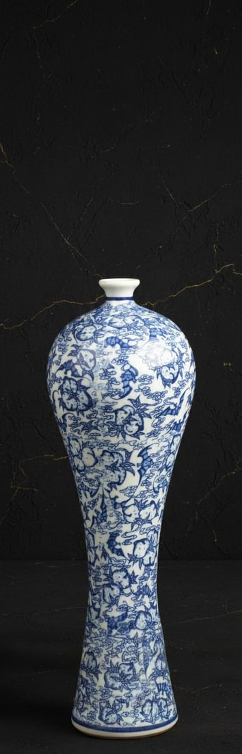 Traditional Chinese Blue and White Porcelain Vase Peach Bat Design from Jingdezhen: Title:Traditional Chinese Blue and White Porcelain Vase Peach Bat Design from JingdezhenDescription:This slender, decorative porcelain vase offers a touch of dynasty elegance to any space. Crafted in