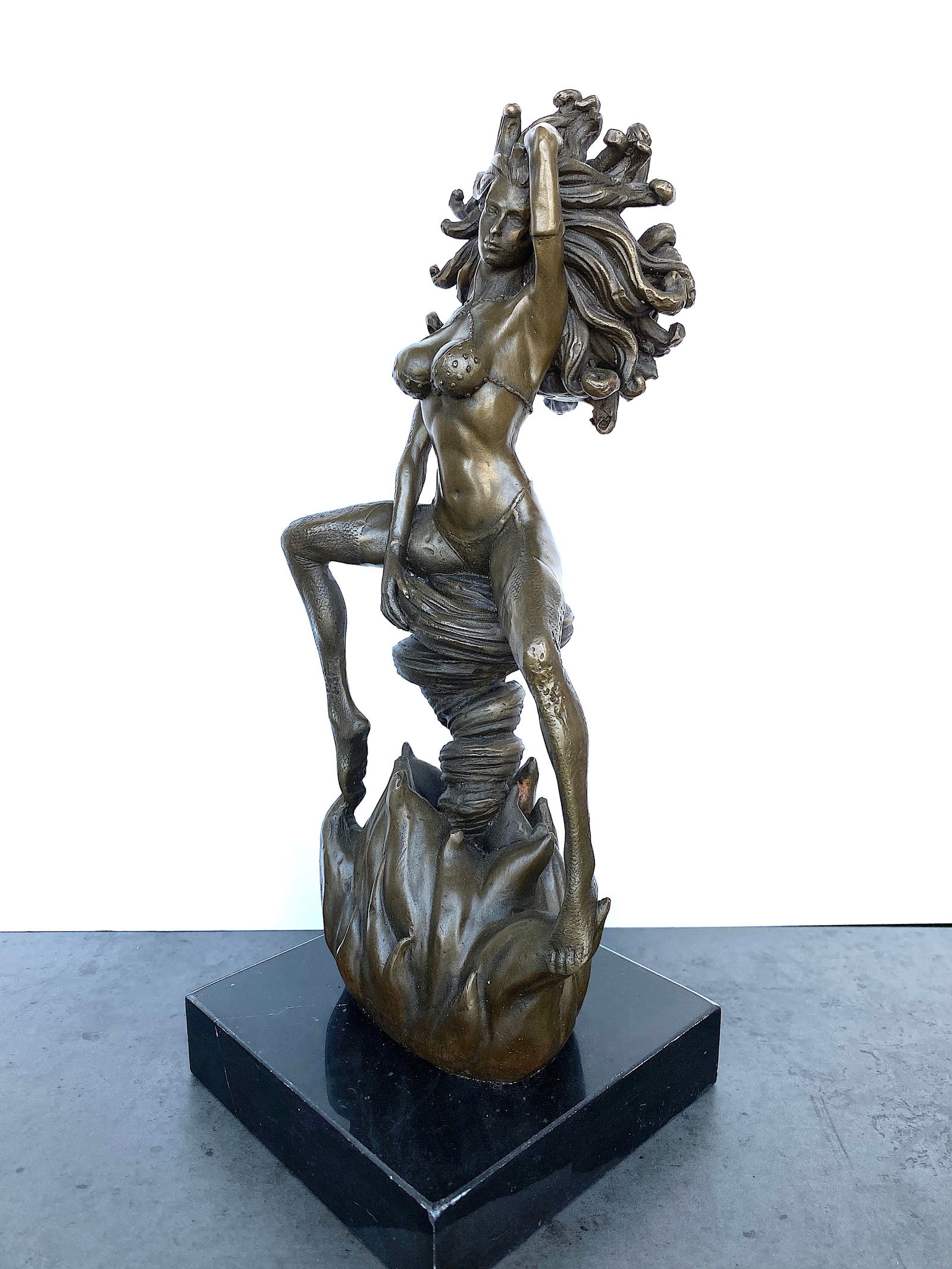 sign. Bronze Medusa on marble base - 2