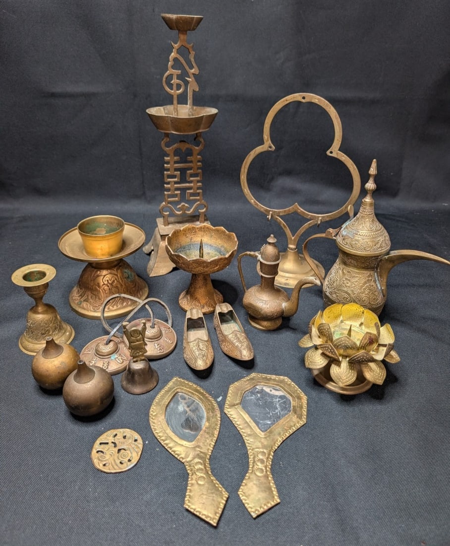 Large 10lb Vintage Brass Lot 17pc Asian Indian Decor Etched Dallah Tingsha Bells: Title:Large 10lb Vintage Brass Lot 17pc Asian Indian Decor Etched Dallah Tingsha BellsDescription:This is a large lot of 17 vintage brass decorative items, featuring a diverse mix of Asian, Middle