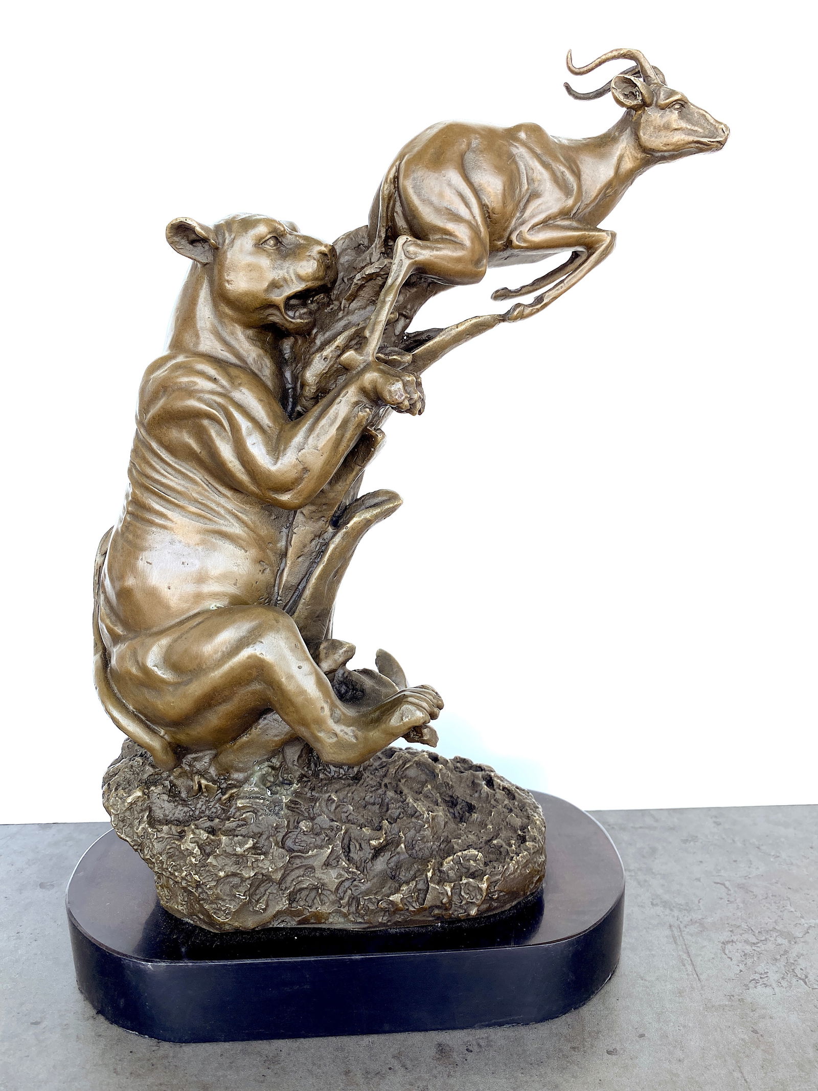 sign. Bronze Lioness hunting an antelope: Title: sign. Bronze Lioness hunting an antelopeMaker:MiloOrigin: UnkownDate/Period:UnkownMaterials:Bronze / MarbleSize:Size: 21 x 11 x 33 cmDescription:Bronze Lioness hunting an antelopeMiloSize: 21