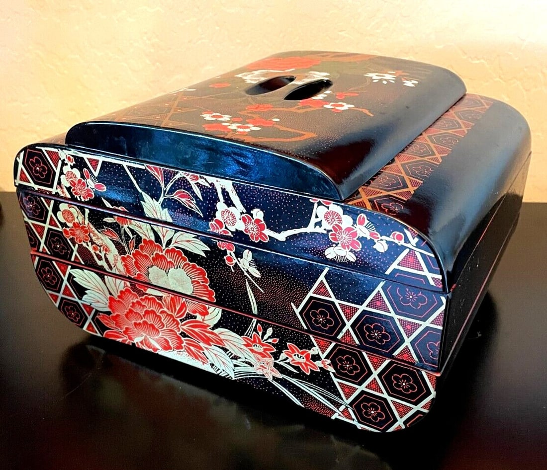 Vintage Japanese 3 Tier Lacquer Bento Box Yamanaka Ware Floral Jewelry Storage: Title:Vintage Japanese 3 Tier Lacquer Bento Box Yamanaka Ware Floral Jewelry StorageDescription:This is a large, vintage three-layer bento box from Yamanaka, Japan, featuring a traditional