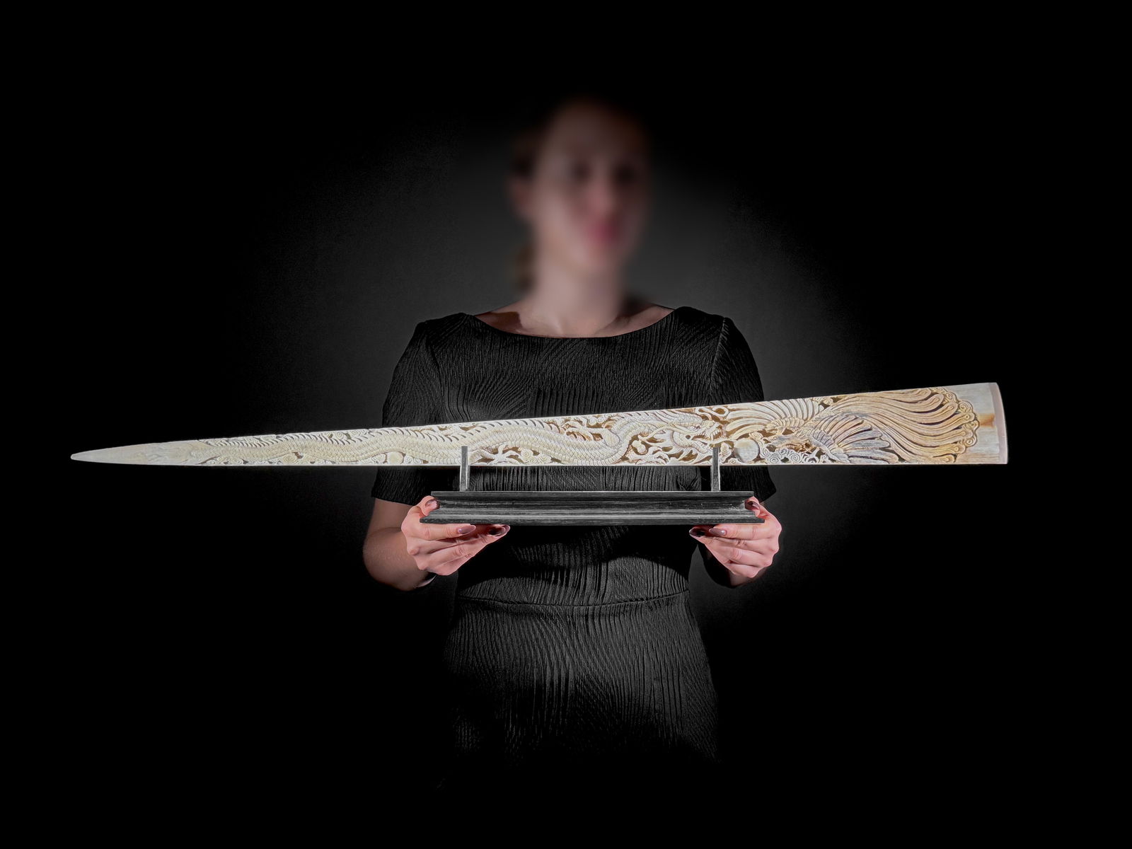 Impressive engraved swordfish rostrum - Dragon Phoenix motif: Title: Impressive engraved swordfish rostrum - Dragon Phoenix motifMaker:UnknownOrigin: IndonesiaDate/Period:2025Materials:Xiphias Gladius, Bone, WoodDimensions:Length: 88 cm / 34.6