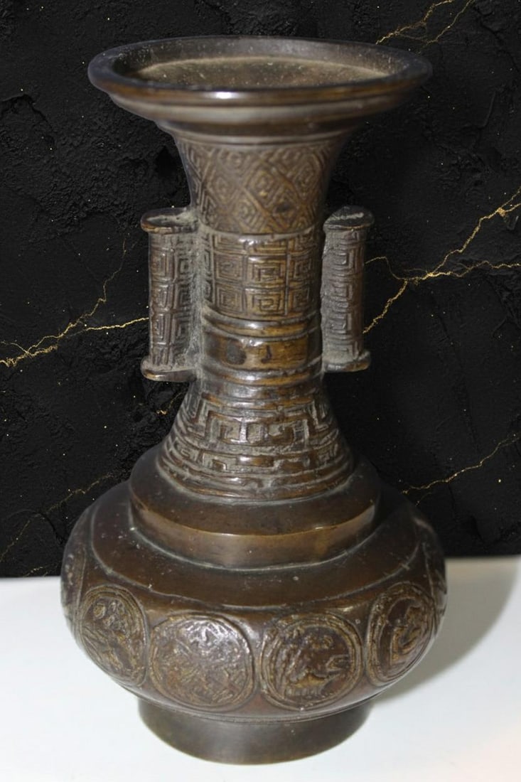 Asian Bronze Gu Form Arrow Vase Chinese Japanese Style Vessel 4.75 Inch: Title:Asian Bronze Gu Form Arrow Vase Chinese Japanese Style Vessel 4.75 InchDescription:This listing is for a bronze arrow vase in a classic Asian Gu form, possibly of Chinese or Japanese origin.