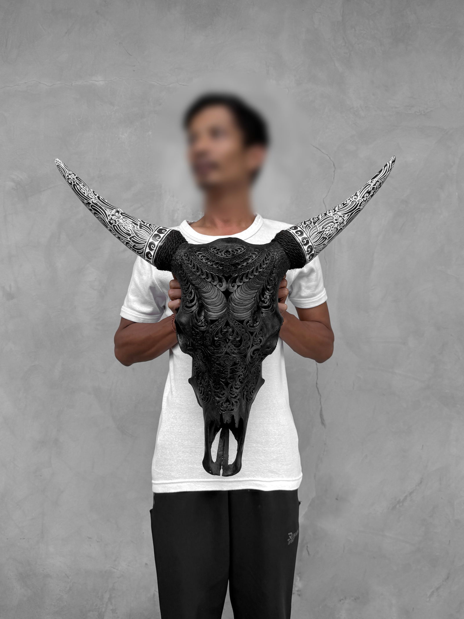 Black cow skull with bohemian carved horns - Badong motif: Title: Black cow skull with bohemian carved horns - Badong motifMaker:UnknownOrigin: IndonesiaDate/Period:2025Materials:Bos Taurus, Bone, HornDimensions:Height: 62 cm / 24.4 inches Width: 66 cm /