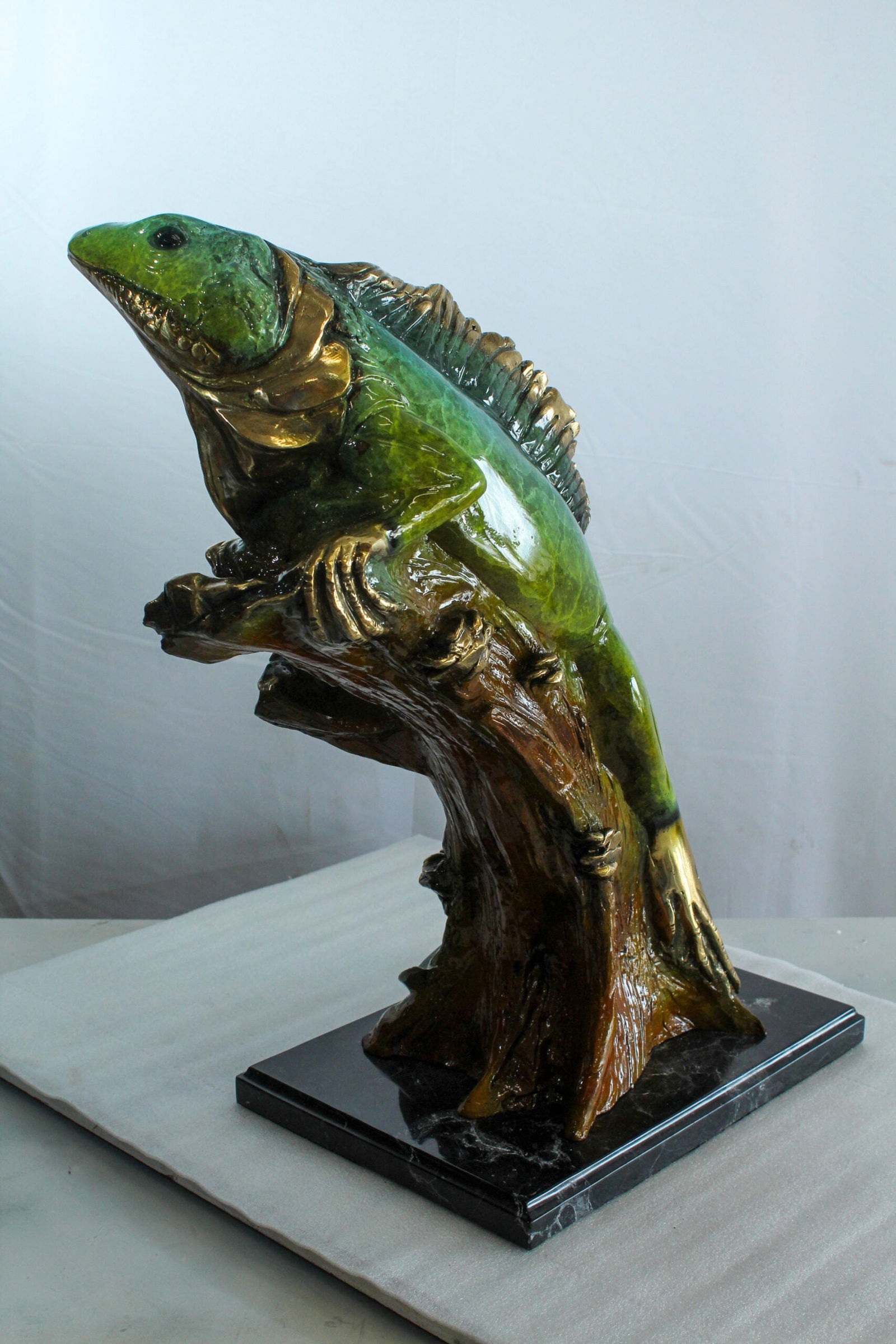 Bronze Iguana Statue –Vibrant Indoor/Outdoor Wildlife Sculpture, Wax Casting with Green & Gold - 6