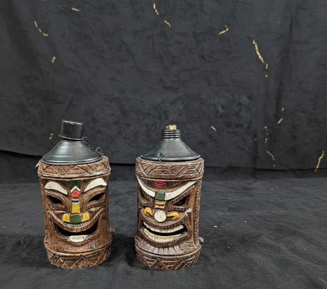Vintage 90s Friki-Tiki Polynesian Torch Set, Tabletop or Pole Oil Burning Lights: Title:Vintage 90s Friki-Tiki Polynesian Torch Set, Tabletop or Pole Oil Burning LightsDescription:This is a set of 2 vintage 90s Friki-Tiki torch lights, perfect for creating Polynesian style accent