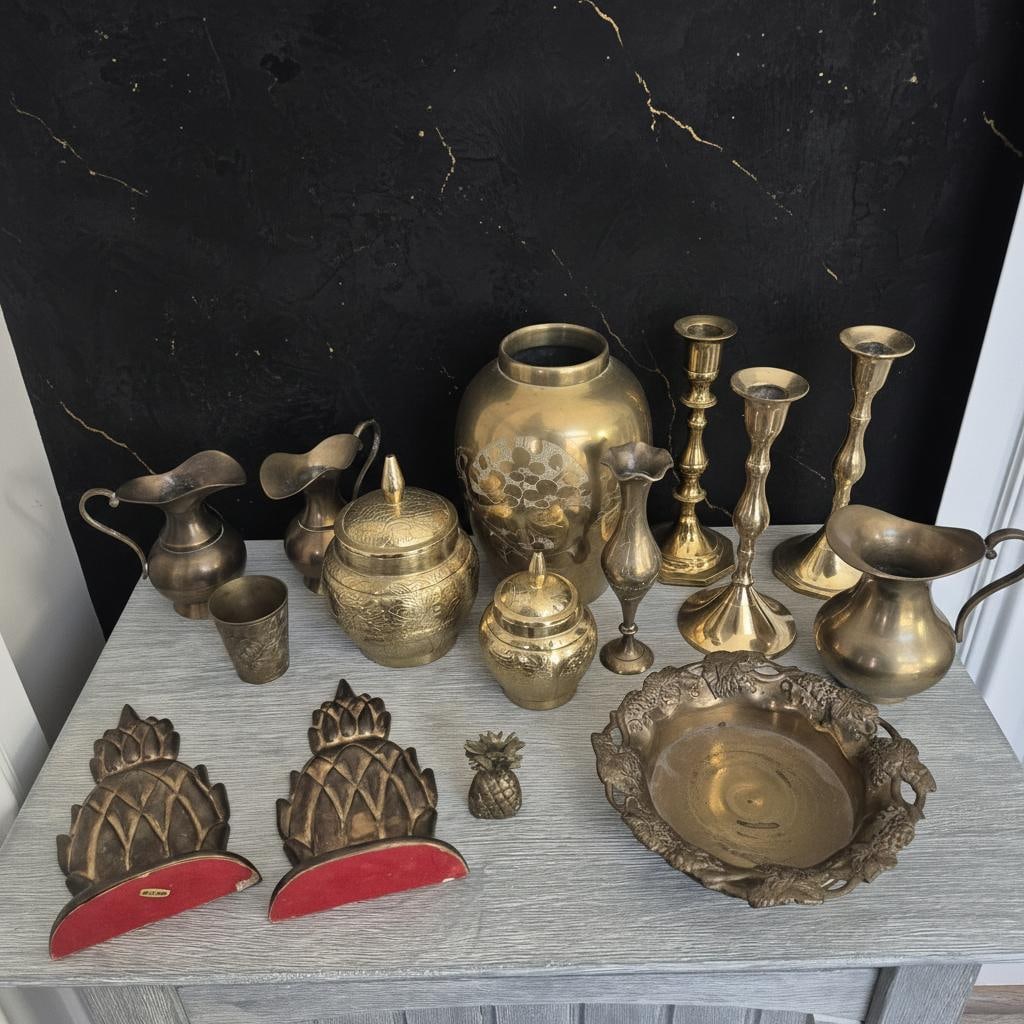 Vintage Brass Decor Lot of 15 Pieces MCM Boho Pineapple Candlesticks Pitchers: Title:Vintage Brass Decor Lot of 15 Pieces MCM Boho Pineapple Candlesticks PitchersDescription:This listing features a large mixed lot of 15 vintage brass decor pieces. This heavy grouping is perfect