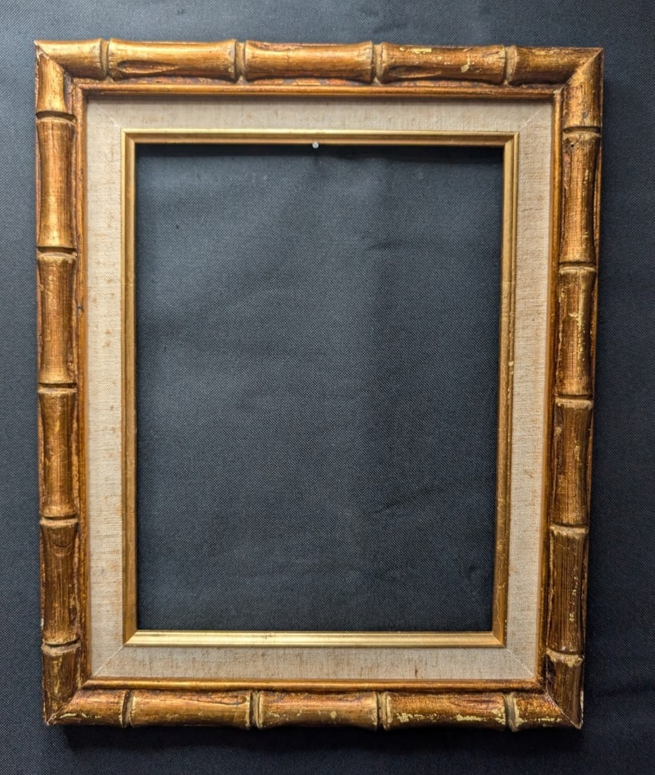 Vintage Hollywood Regency Picture Frame Carved Bamboo Style Gilt Wood 8.5x11.5: Title:Vintage Hollywood Regency Picture Frame Carved Bamboo Style Gilt Wood 8.5x11.5Description:This is a vintage Hollywood Regency picture frame, featuring a carved wooden design that emulates the