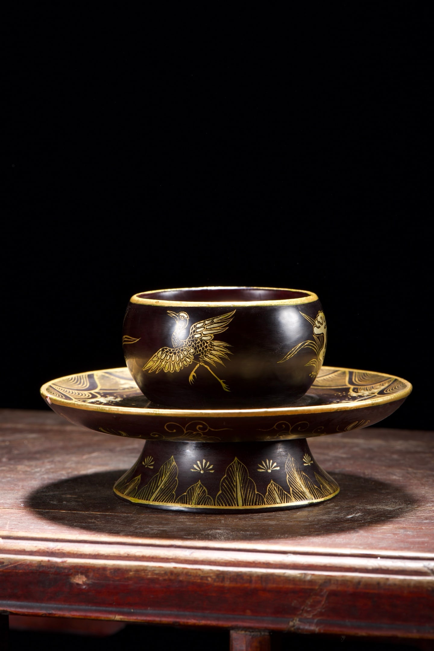 Gilt Gold Wooden-cored Lacquerware Cup Statue: Title: Gilt Gold Wooden-cored Lacquerware Cup Statue Origin: Chinese Date/Period: After1900 Materials: Lacquerware Dimensions: 90x160x75(mm) 3.54x6.30x2.95(inches) Weight 0.26 lbs/120g Reserve: