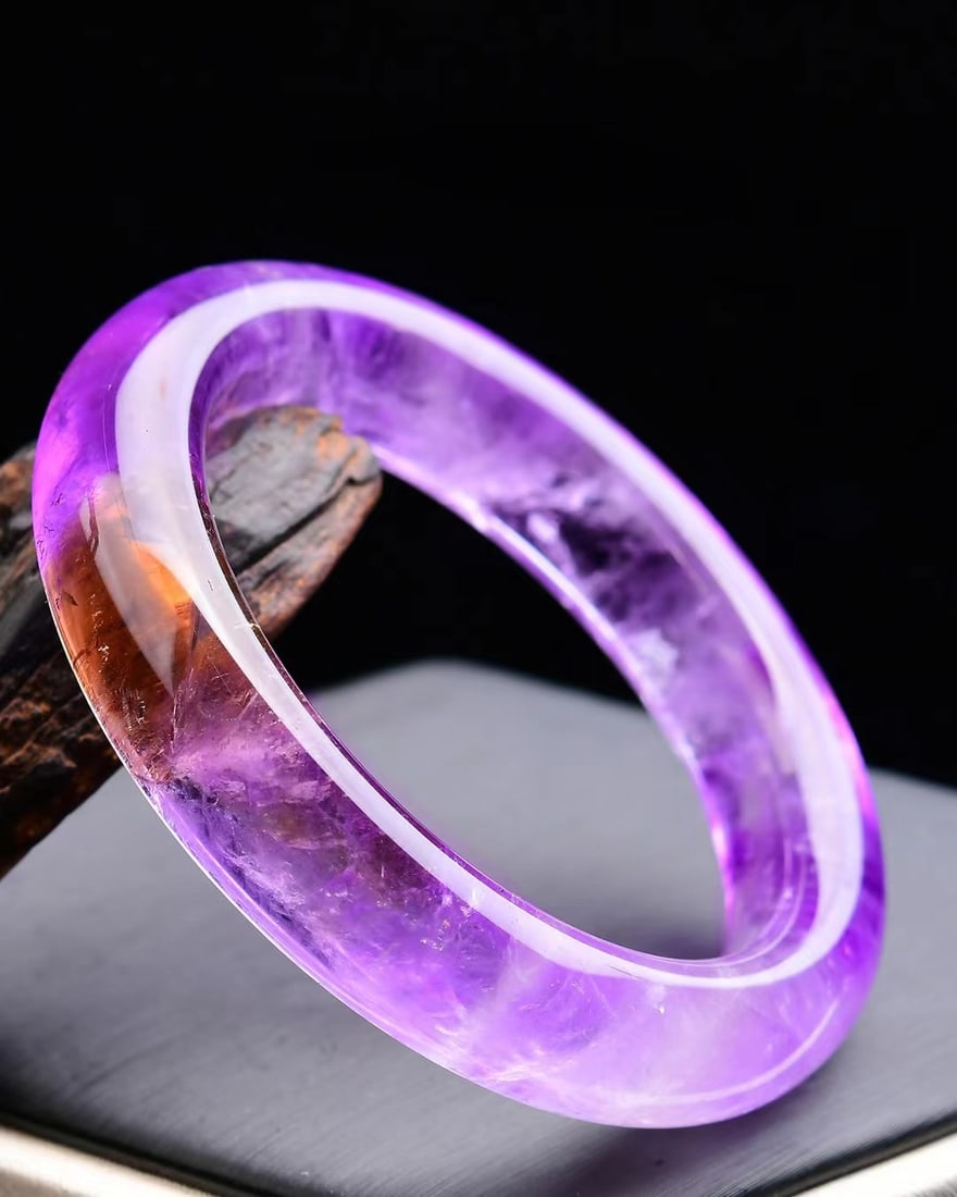 Inside Diameter 54mm Amethyst Bracelet with Certificate: Title: Inside Diameter 54mm Amethyst Bracelet with Certificate Origin: Chinese Date/Period: After2025 Materials: Amethyst Dimensions: 54x13x10(mm) 2.13x0.51x0.39(inches) Weight 0.11 lbs/49g 