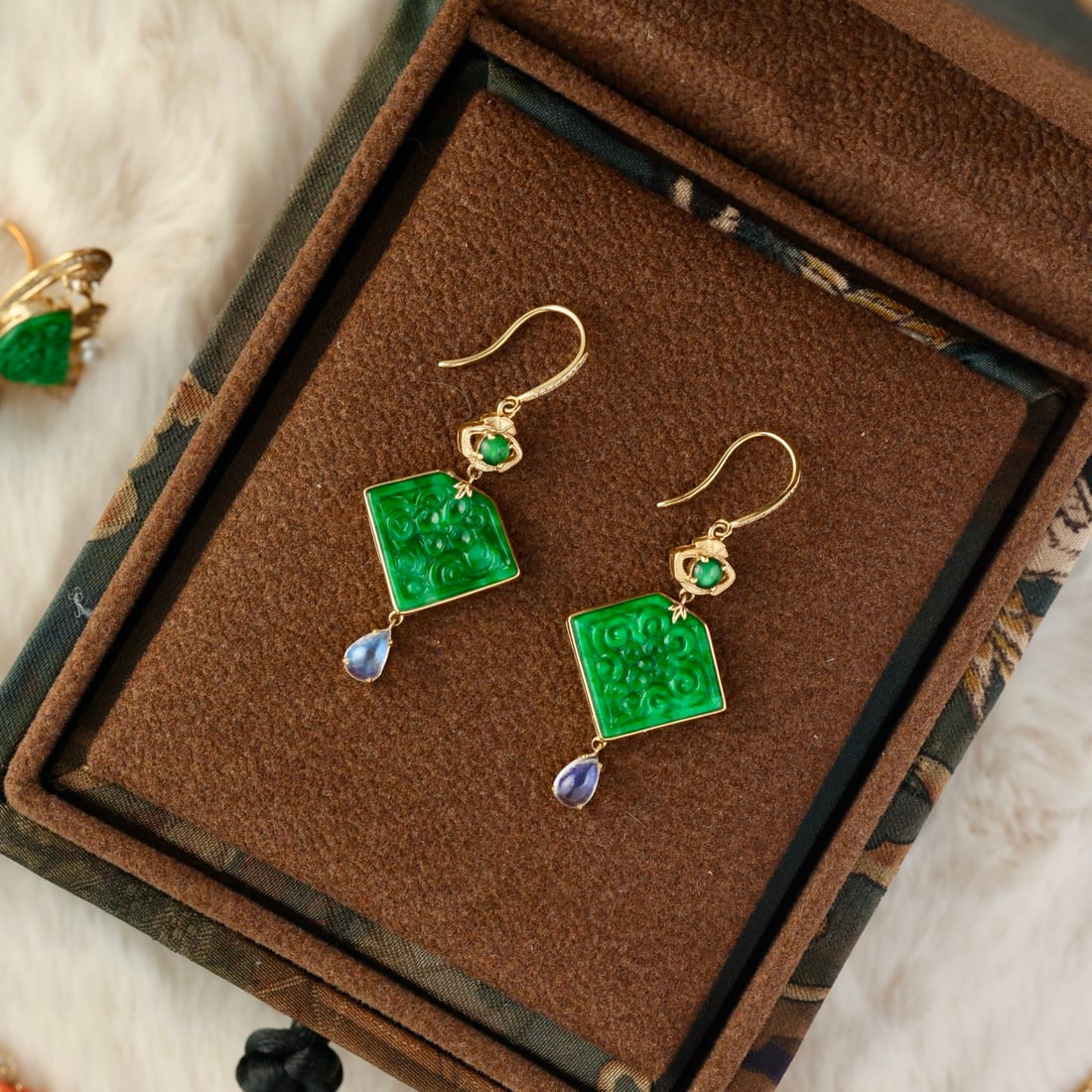 A Pair 18k Gold Inlay Green Hetian Jade Earrings: Title: A Pair 18k Gold Inlay Green Hetian Jade Earrings Origin: Chinese Date/Period: After2020 Materials: 18k Gold,Hetian Jade Dimensions: 42.2x18.6(mm) 1.66x0.73(inches) Reserve: $1,799.00 Shipping: