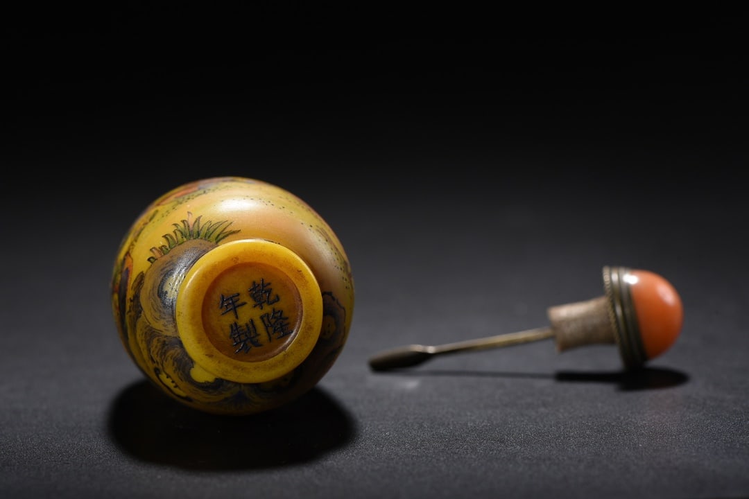 Yellow Peking Glass Snuff Bottle - Rooster,Flower - 9