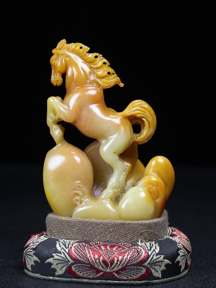 Shoushan Soapstone Hand-Carved Horse Seal/Stamp Statue: Title: Shoushan Soapstone Hand-Carved Horse Seal/Stamp Statue Origin: Chinese Date/Period: After1890 Materials: Shoushan Soapstone Dimensions: 110x75(mm) 4.33x2.95(inches) Weight 0.56 lbs/254g 