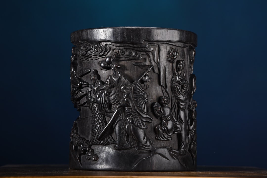 Wood Hand-Carved Figure Brush Pot: Title: Wood Hand-Carved Figure Brush Pot Origin: Chinese Date/Period: After1910 Materials: Wood Dimensions: 140x140(mm) 5.51x5.51(inches) Weight 1.40 lbs/635g Reserve: $255.00 Shipping:Domestic: