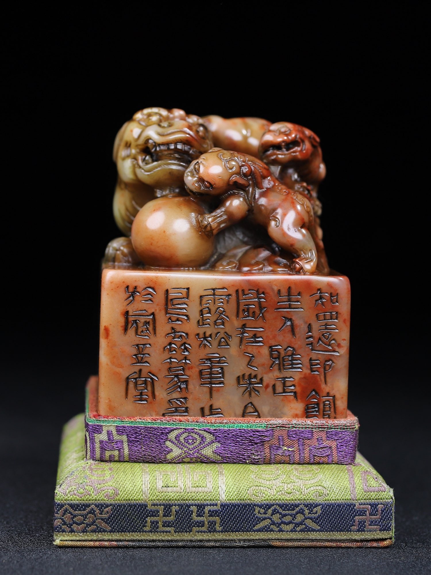 Shoushan Soapstone Hand-Carved Seal/Stamp Fortune Lion: Title: Shoushan Soapstone Hand-Carved Seal/Stamp Fortune Lion Origin: Chinese Date/Period: After1890 Materials: Shoushan Soapstone Dimensions: 80x65x65(mm) 3.15x2.56x2.56(inches) Weight 1.39 lbs/629g