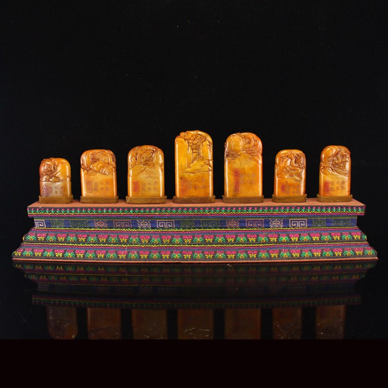 A Set Tianhuang Shoushan Soapstone Seal/Stamp: Title: A Set Tianhuang Shoushan Soapstone Seal/Stamp Origin: Chinese Date/Period: After1900 Materials: Tianhuang Shoushan Soapstone Dimensions: 82x46x12(mm) 3.23x1.81x0.47(inches) Weight 0.24