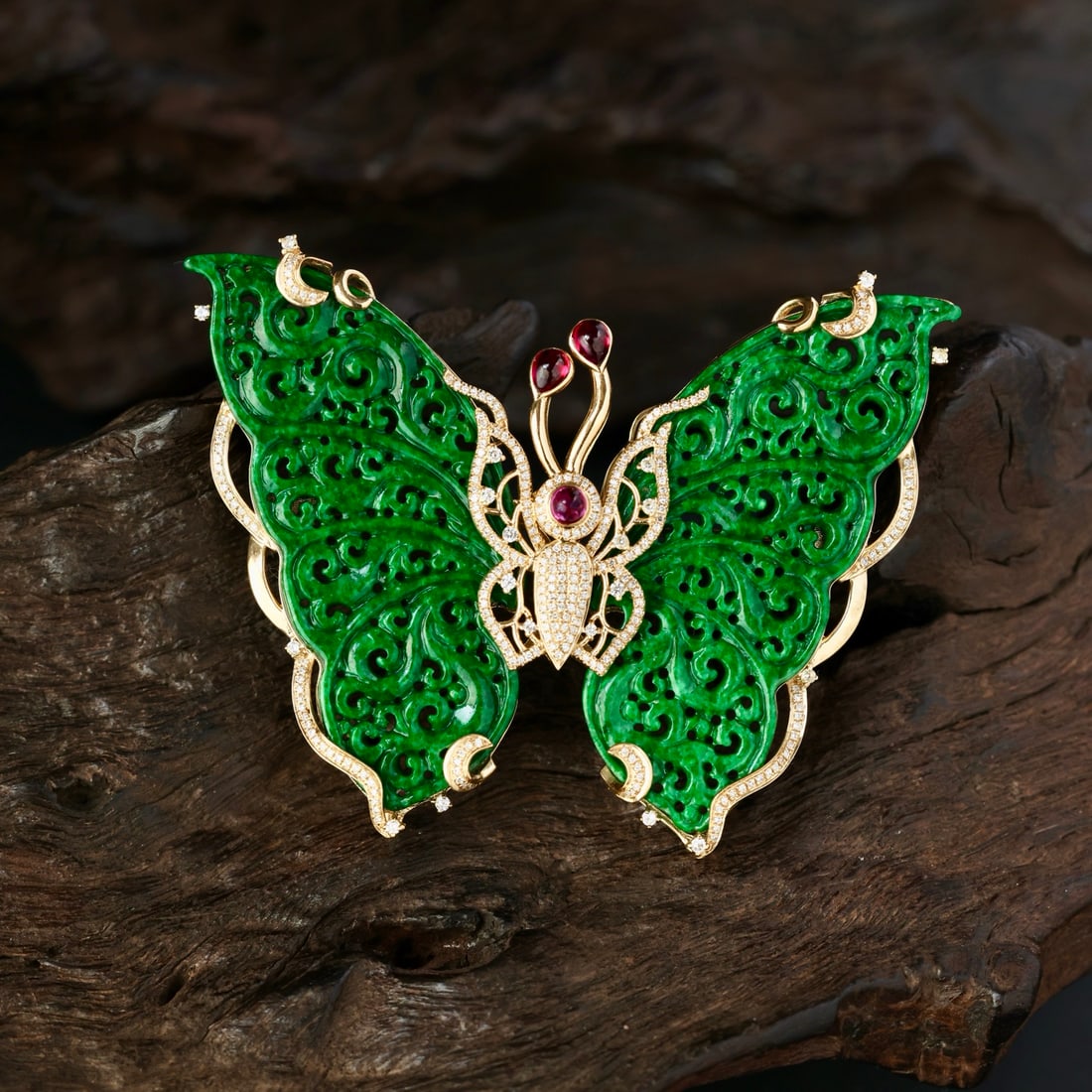 18K Gold Inlay Green Hetian Jade,Diamond Butterfly Pendant: Title: 18K Gold Inlay Green Hetian Jade,Diamond Butterfly Pendant Origin: Chinese Date/Period: After2025 Materials: 18K Gold,Hetian Jade,Diamond Dimensions: Reserve: $8,888.00 Shipping: Domestic: Sh