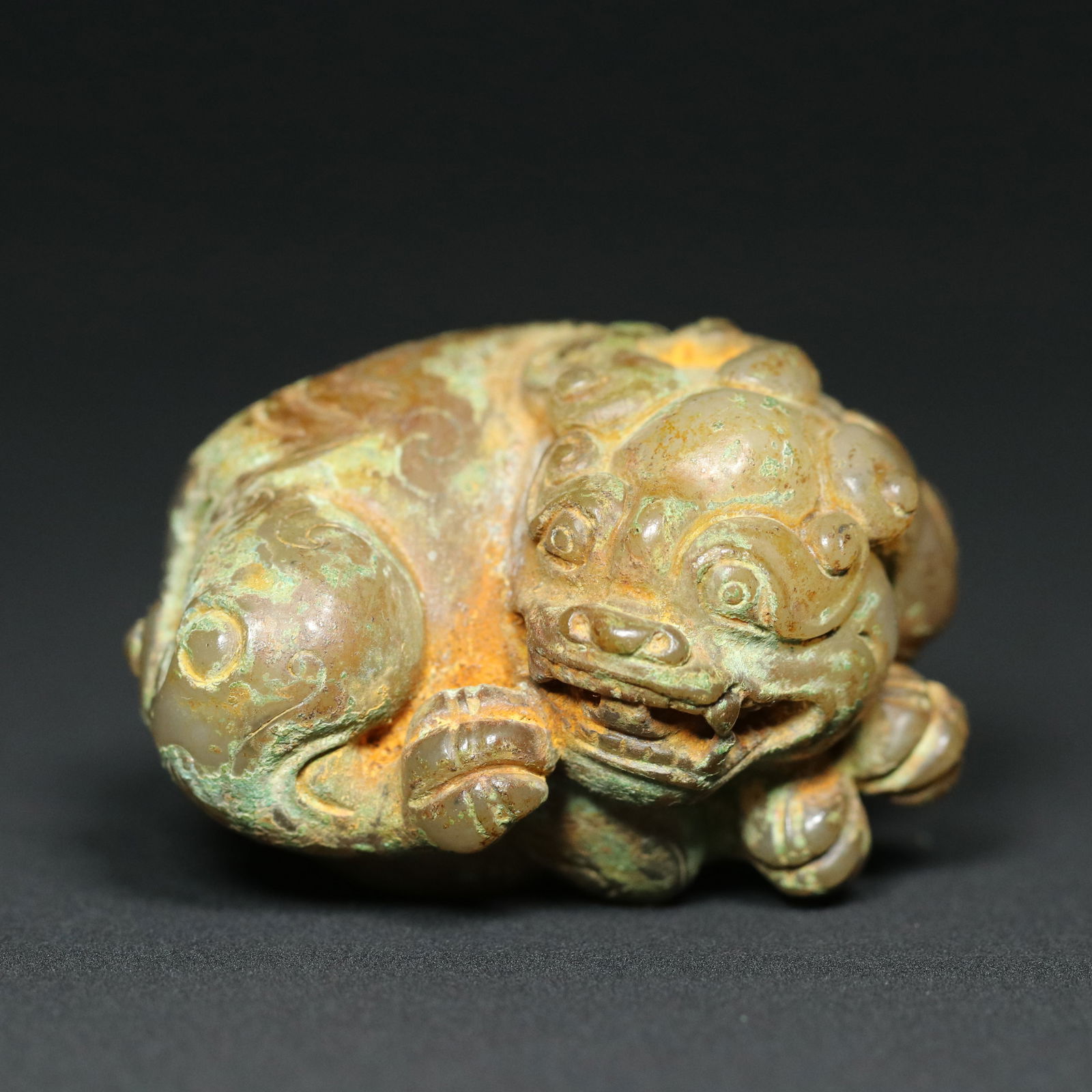 Hetian Jade Statue - Lion,Old: Title: Hetian Jade Statue - Lion,Old Origin: Chinese Date/Period: After1910 Materials: Hetian Jade Dimensions: 61x51x38(mm) 2.40x2.00x1.50(inches) Weight 0.34 lbs/155.2g Reserve: $399.00 Shipping: Do