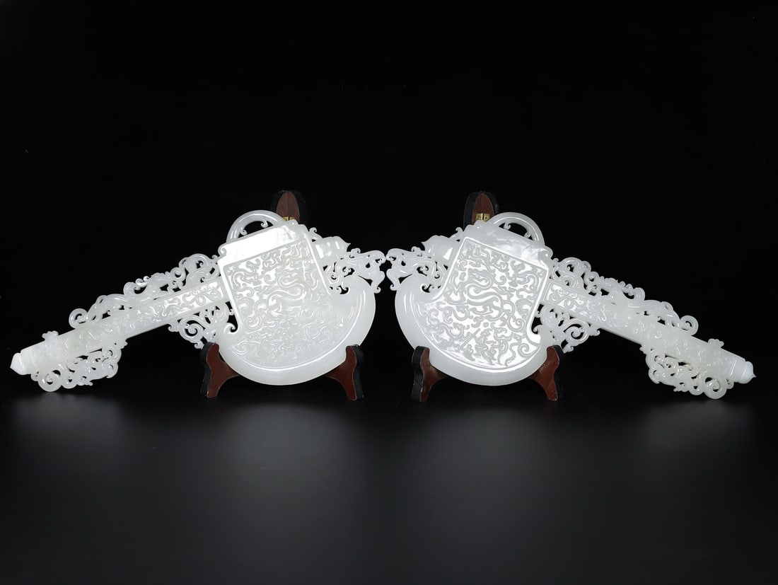 White Hetian Jade Hand-Carved Fortune Dragon Axe Statues: Title: White Hetian Jade Hand-Carved Fortune Dragon Axe Statues Origin: Chinese Date/Period: After1800 Materials: Hand-Carved Dimensions: 350 x 160 x 20 (mm)13.78 x 6.30 x 0.79 (inches) Single Weight: