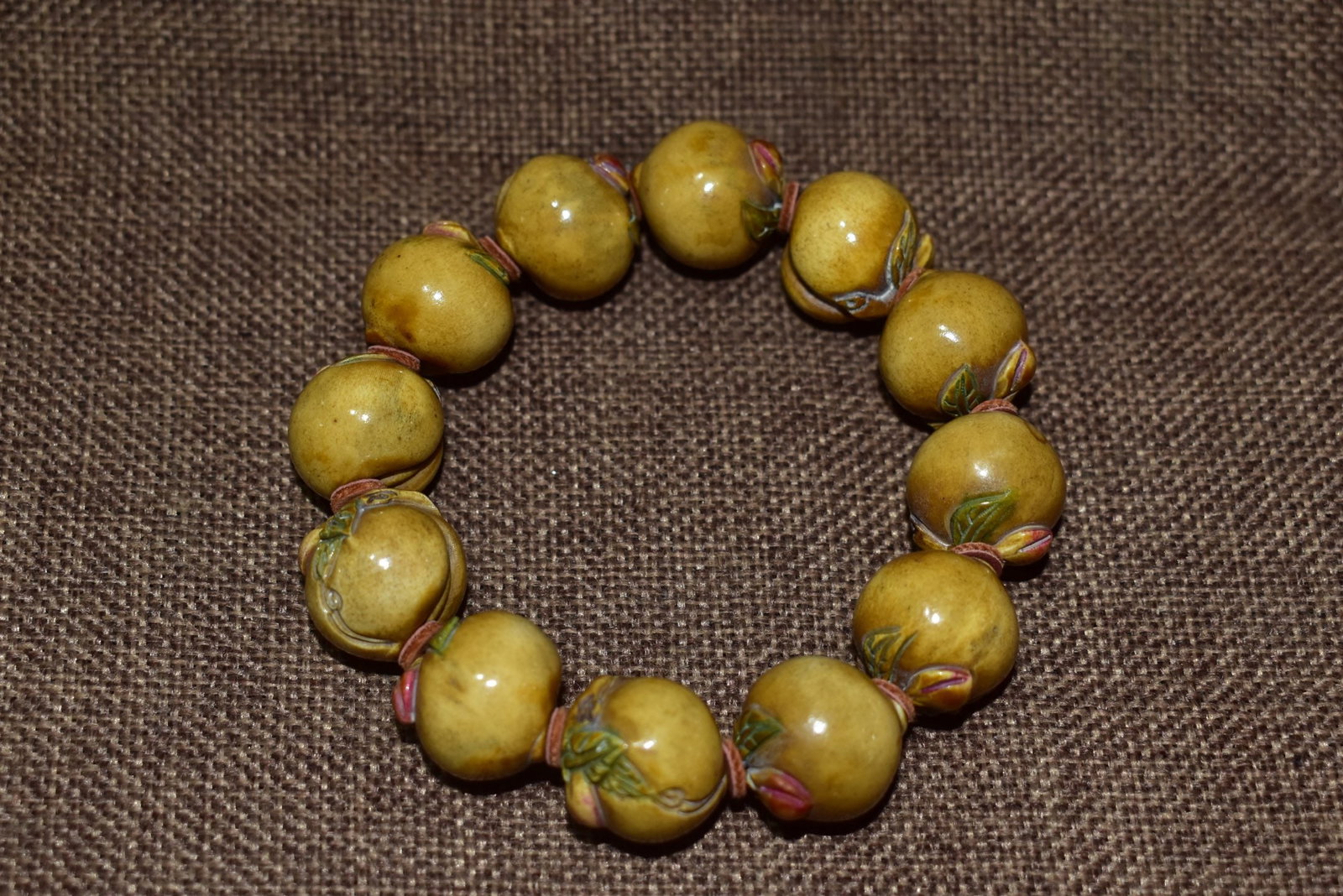 Horn Hand-Carved Peach Hand Chain: Title: Horn Hand-Carved Peach Hand Chain Origin: Chinese Date/Period: After1910 Materials: Horn Dimensions: 18(mm) 0.71(inches) Weight 0.12 lbs/55g Reserve: $110.00 Shipping: Domestic: Shipping rates