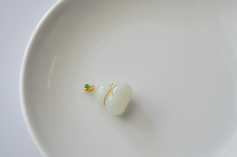 18K Gold Inlay Hetian Jade Pendant - Gourd: Title: 18K Gold Inlay Hetian Jade Pendant - Gourd Origin: Chinese Date/Period: After2025 Materials: 18K Gold,Hetian Jade Dimensions: 22.8x16x11.6(mm) 0.90x0.63x0.46(inches) Reserve: $399.00 Shipping: