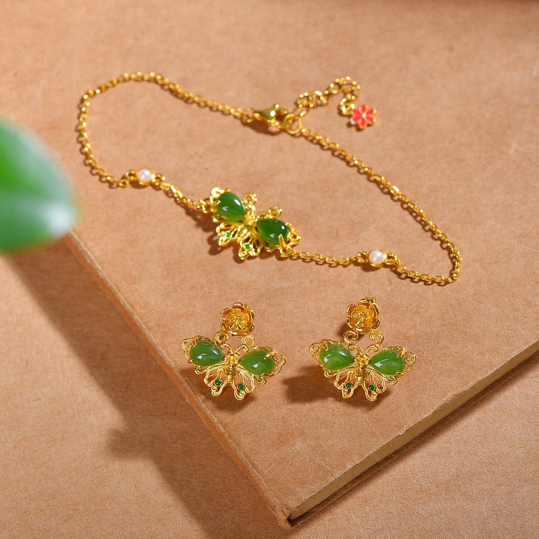 S925 Silver Inlay Green Hetian Jade Hand Chain,Earrings: Title: S925 Silver Inlay Green Hetian Jade Hand Chain,Earrings Origin: Chinese Date/Period: After2020 Materials: S925 Silver,Hetian Jade Dimensions: 5x7(mm) 0.20x0.28(inches) Reserve: $99.00 Shipping: