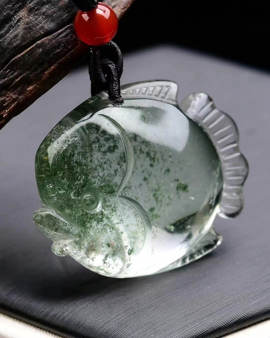 Green Crystal Hand-Carved Fish Pendant with Certificate: Title: Green Crystal Hand-Carved Fish Pendant with Certificate Origin: Chinese Date/Period: After2020 Materials: Crystal Dimensions: 30x24x10(mm) 1.18x0.94x0.39(inches) Weight 0.05 lbs/23g Reserve: