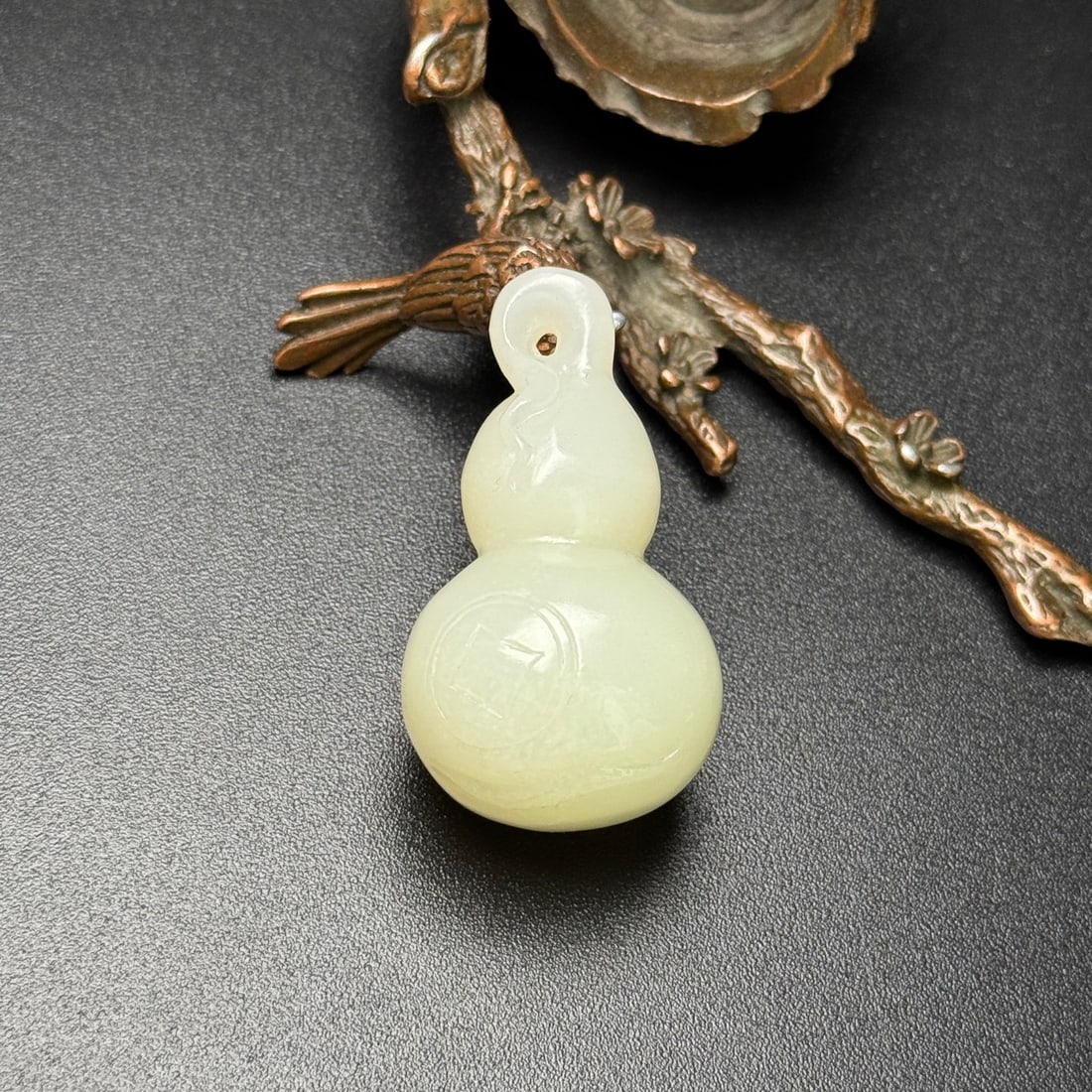 Hetian Jade Pendant - Gourd: Title: Hetian Jade Pendant - Gourd Origin: Chinese Date/Period: After2000 Materials: Hetian Jade Dimensions: 27x47x25(mm) 1.06x1.85x0.98(inches) Weight 0.07 lbs/34g Reserve: $288.00 