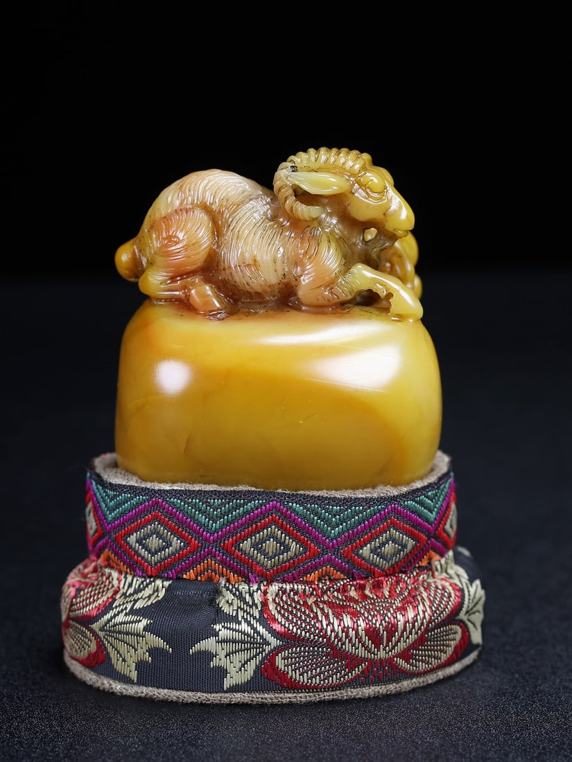 Shoushan Soapstone Hand-Carved Sheep Seal Statue w Box: Title: Shoushan Soapstone Hand-Carved Sheep Seal Statue w Box Origin: Chinese Date/Period: After1900 Materials: Shoushan Soapstone Dimensions: 70x60(mm) 2.76x2.36(inches) Weight 0.60 lbs/272g Reserve: