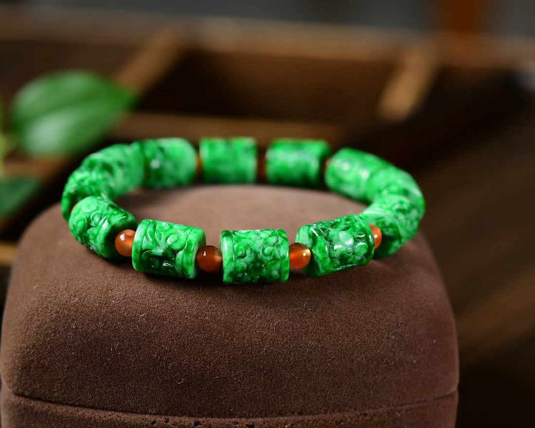 Green Jadeite Beads Bracelet with Certificate: Title: Green Jadeite Beads Bracelet with Certificate Origin: Chinese Date/Period: After2020 Materials: Jadeite Dimensions: 11.8x10(mm) 0.46x0.39(inches) Reserve: $999.00 Shipping:Domestic: