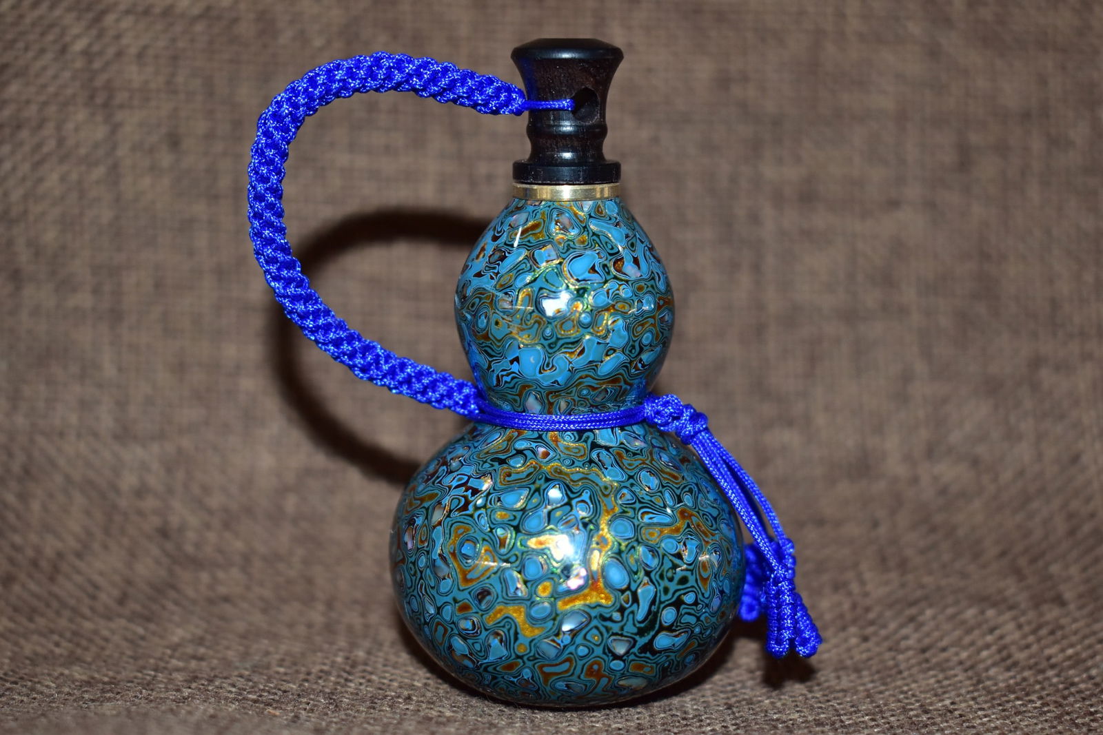 Lacquerware Gourd Snuff Bottle: Title: Lacquerware Gourd Snuff Bottle Origin: Chinese Date/Period: After1910 Materials: Lacquerware Dimensions: 75x40(mm) 2.95x1.57(inches) Weight 0.03 lbs/12g Reserve: $99.00 Shipping:Domestic: