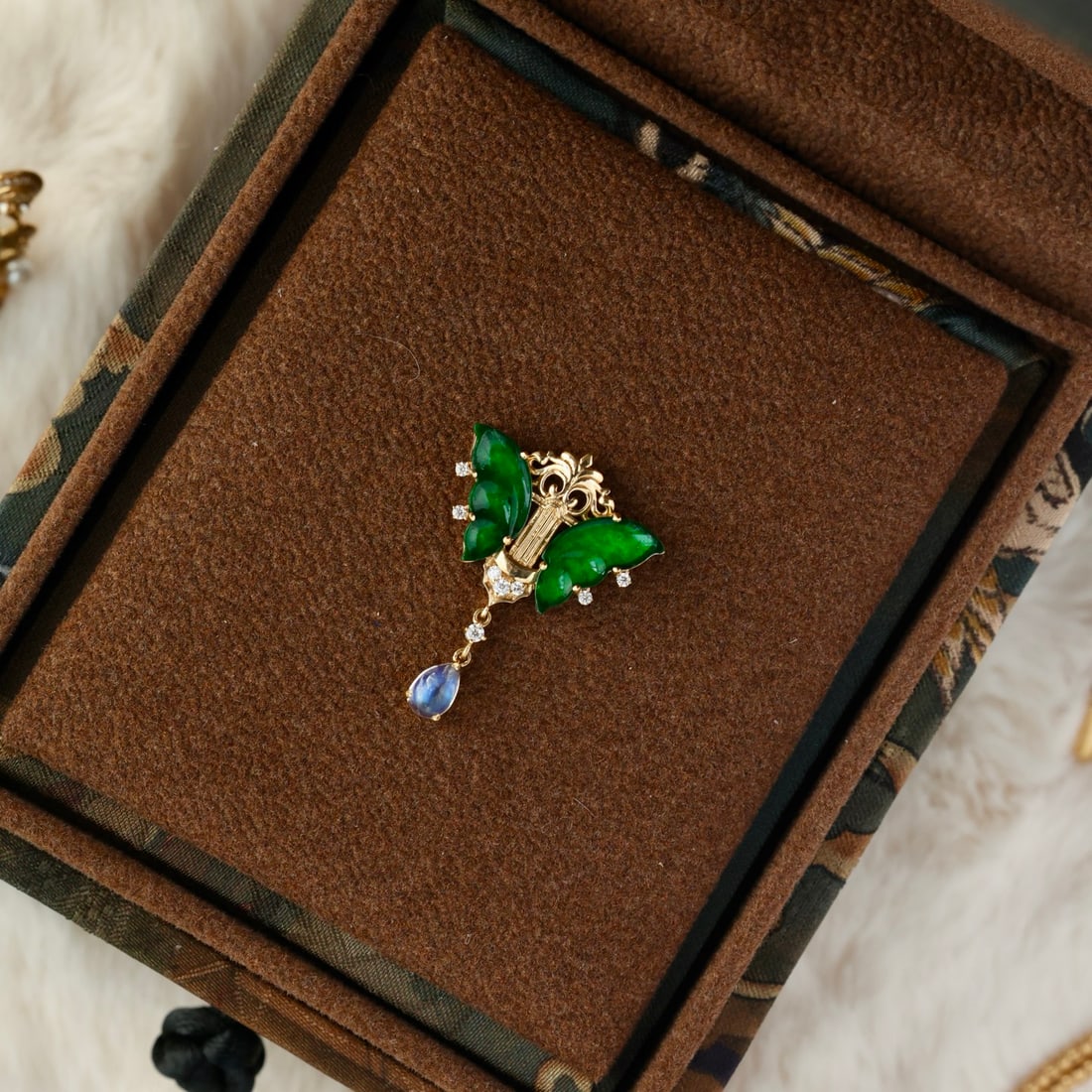 18K Gold Inlay Green Jadeite Butterfly Pendant: Title: 18K Gold Inlay Green Jadeite Butterfly Pendant Origin: Chinese Date/Period: After2020 Materials: 18K Gold,Jadeite Dimensions: Reserve: $1,199.00 Shipping: Domestic: Shipping rates are determi