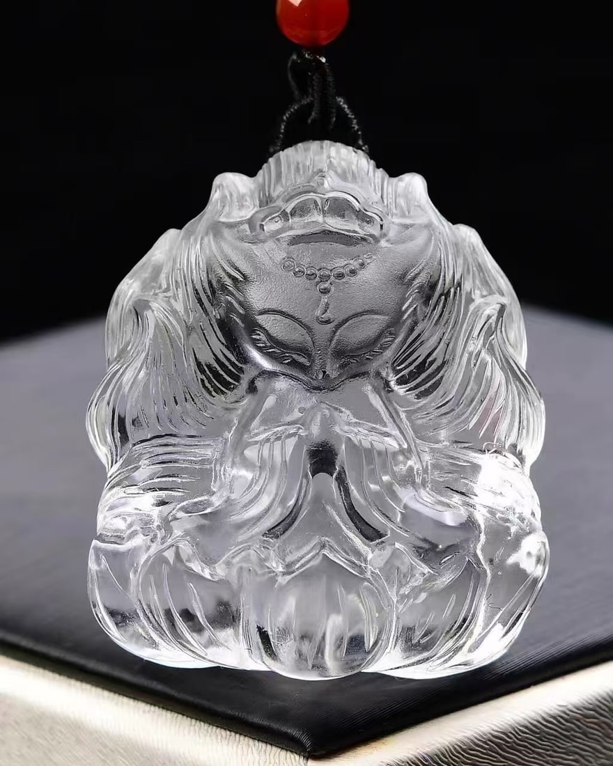 White Crystal Hand-Carved Fox Pendant with Certificate: Title: White Crystal Hand-Carved Fox Pendant with Certificate Origin: Chinese Date/Period: After2025 Materials: Crystal Dimensions: 45x38x18(mm) 1.77x1.50x0.71(inches) Weight 0.11 lbs/51g Reserve: $12