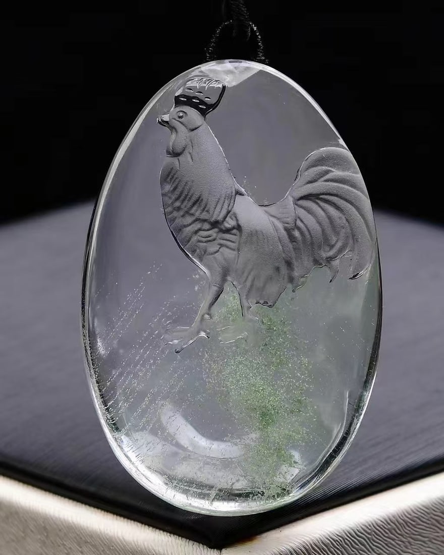 Green Crystal Hand-Carved Rooster Pendant: Title: Green Crystal Hand-Carved Rooster Pendant Origin: Chinese Date/Period: After2025 Materials: Crystal Dimensions: 51x34x16(mm) 2.01x1.34x0.63(inches) Weight 0.08 lbs/36g Reserve: $128.00 