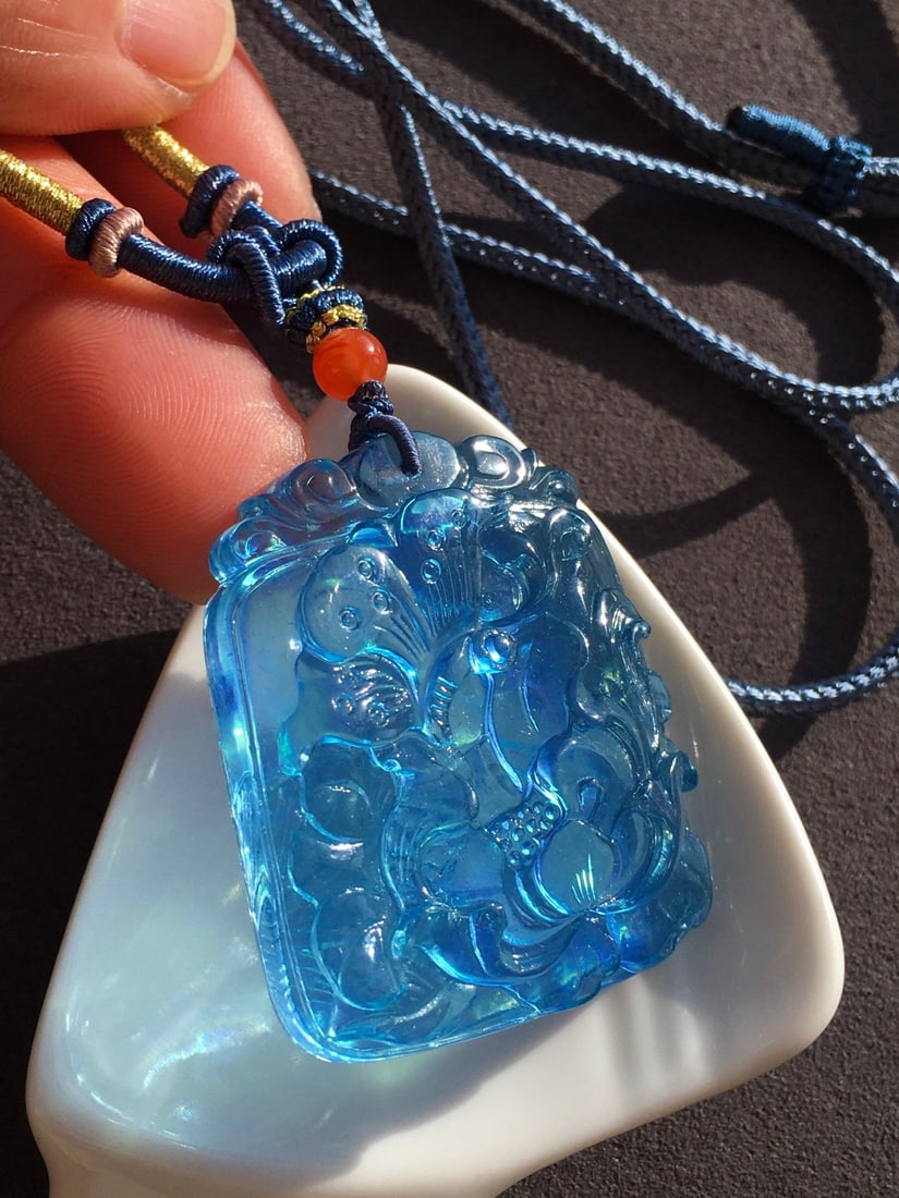 Natural Aquamarine Hand-carved Pendant - Flower,butterfly: Title: Natural Aquamarine Hand-carved Pendant - Flower,butterfly Origin: Chinese Date/Period: After2020 Materials: Aquamarine Dimensions: 40x34x10.5(mm) 1.57x1.34x0.41(inches) Weight 0.05 lbs/24.27g R