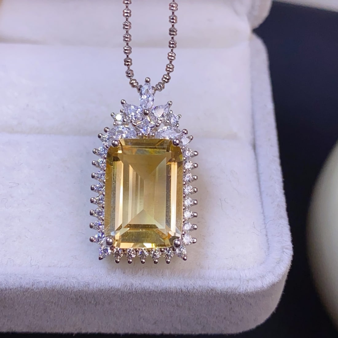 Silver lnlay Yellow Crystal Pendant: Title: Silver lnlay Yellow Crystal Pendant Origin: Chinese Date/Period: After2020 Materials: Silver,Crystal Dimensions: 10x14(mm) 0.39x0.55(inches) Reserve: $88.00 Shipping: Domestic: Shipping rates