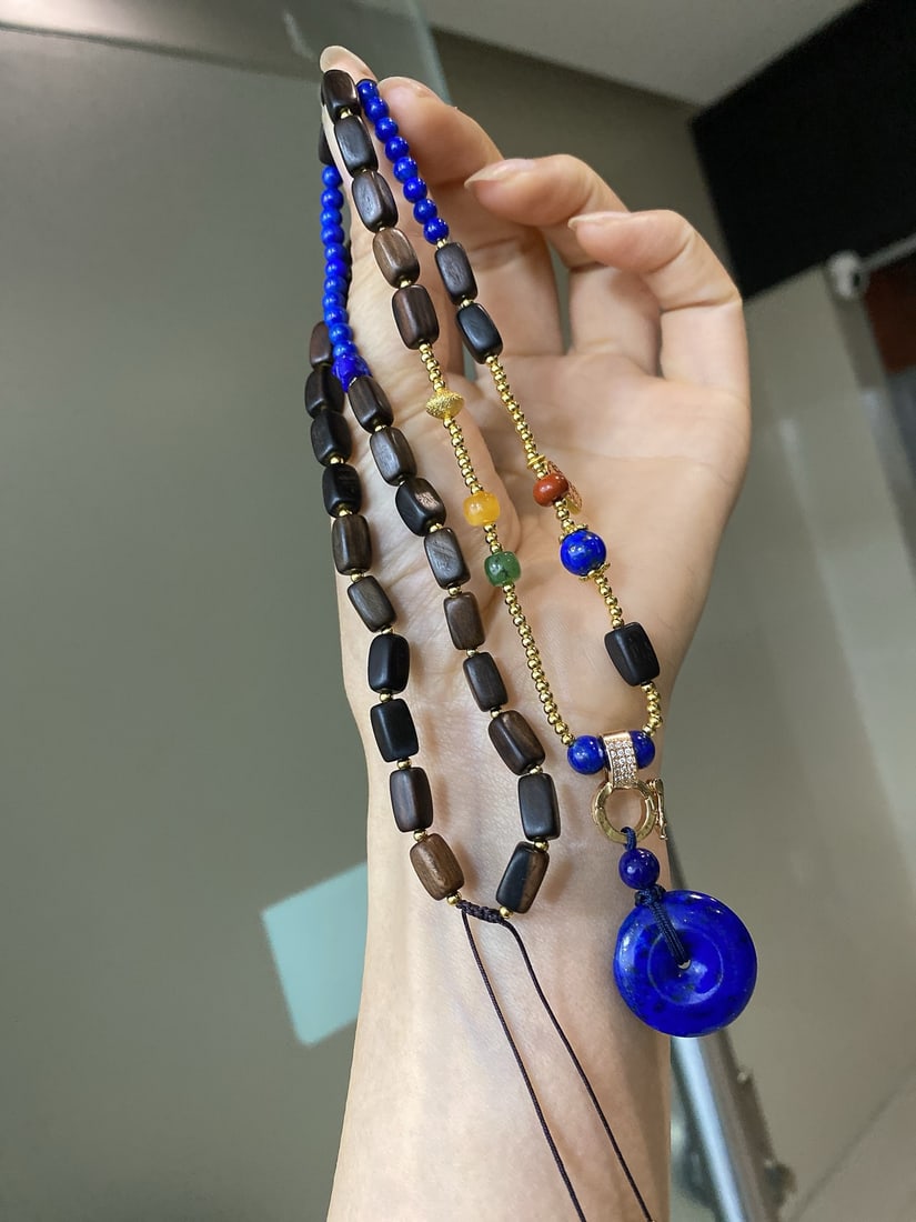 Hand knitting Chenxiang Wood,Lapis lazuli,Nanhong Agate,Green Hetian Jade Necklace & Lapis lazuli: Title: Hand knitting Chenxiang Wood,Lapis lazuli,Nanhong Agate,Green Hetian Jade Necklace & Lapis lazuli Lucky Pendant Origin: Chinese Date/Period: After2020 Materials: Chenxiang Wood,Lapis lazuli,Nan