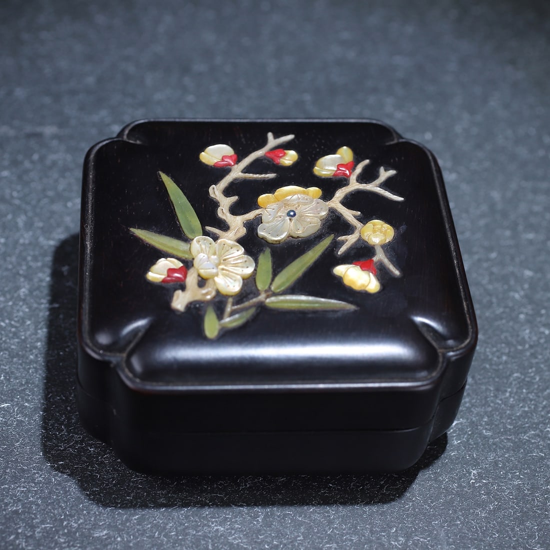 Tanwood Inlay Shell Jewelry Box: Title: Tanwood Inlay Shell Jewelry Box Origin: Chinese Date/Period: After1910 Materials: Tanwood,Shell Dimensions: 85x85x70(mm) 3.35x3.35x2.76(inches) Weight 0.37 lbs/168g Reserve: $288.00 