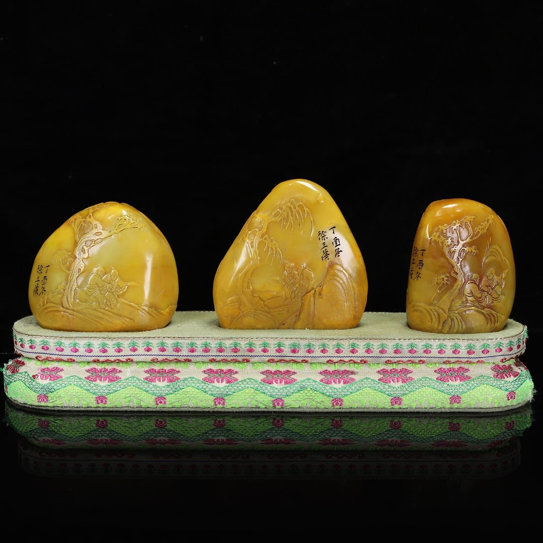 Tianhuang Shoushan Soapstone Hand-Carved Seal/Stamp Sages w Box: Title: Tianhuang Shoushan Soapstone Hand-Carved Seal/Stamp Sages w Box Origin: Chinese Date/Period: After1880 Materials: Tianhuang Shoushan Soapstone Dimensions: 80x77x34(mm) 3.15x3.03x1.34(inches)