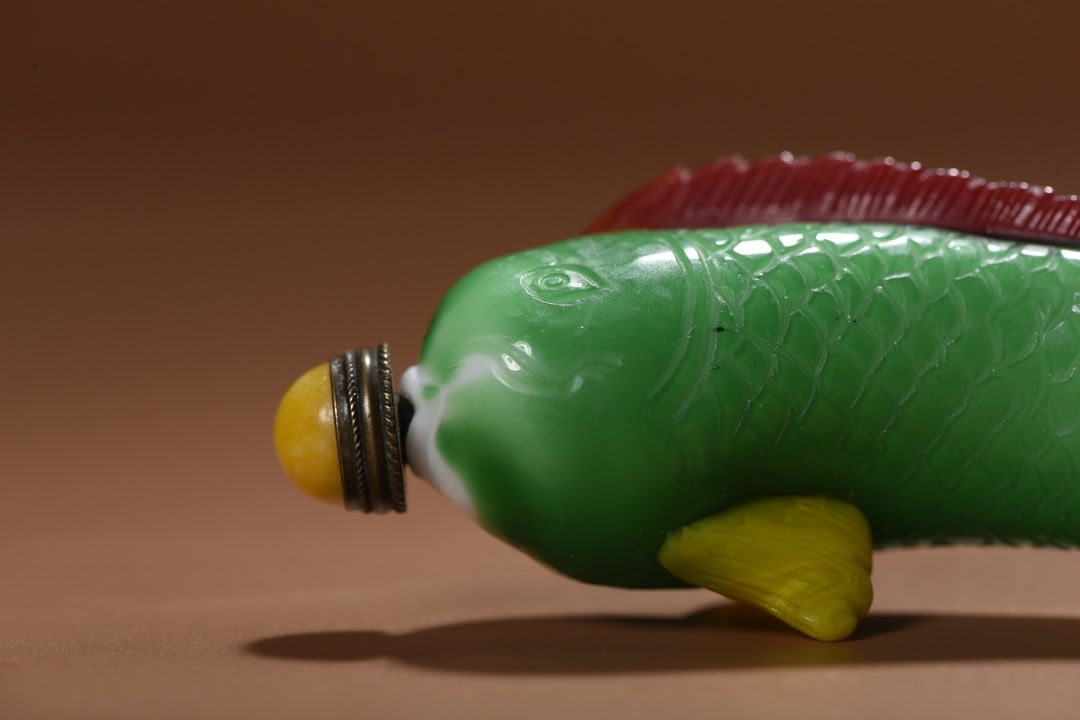 Peking Glass Snuff Bottle - Fish - 2