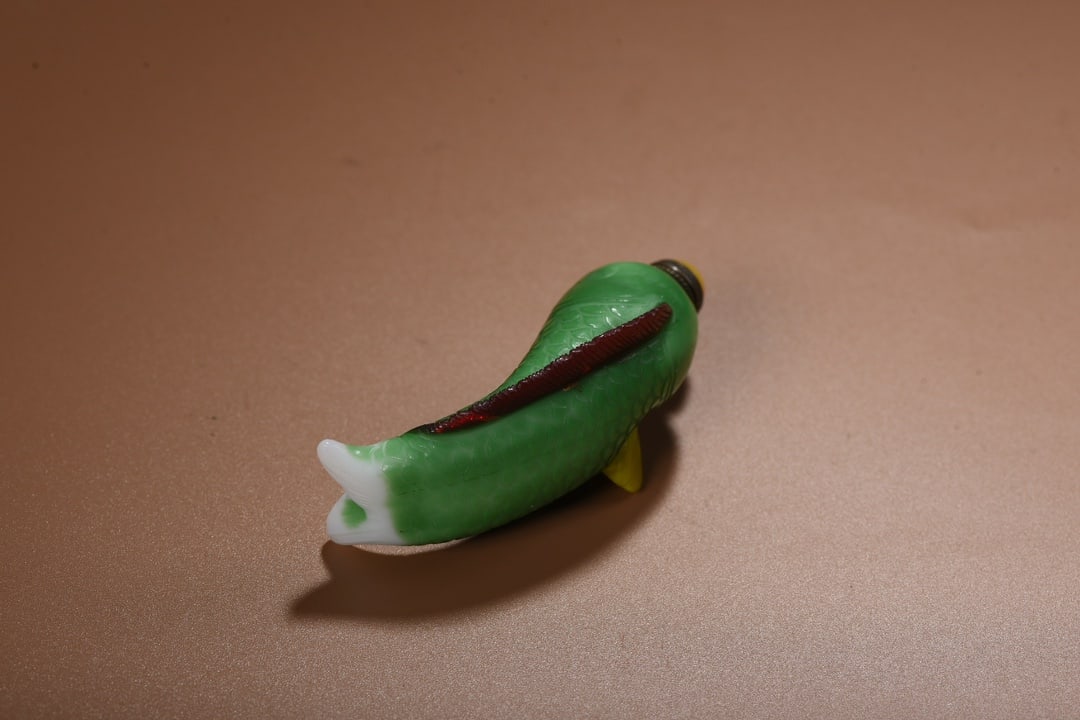 Peking Glass Snuff Bottle - Fish - 6