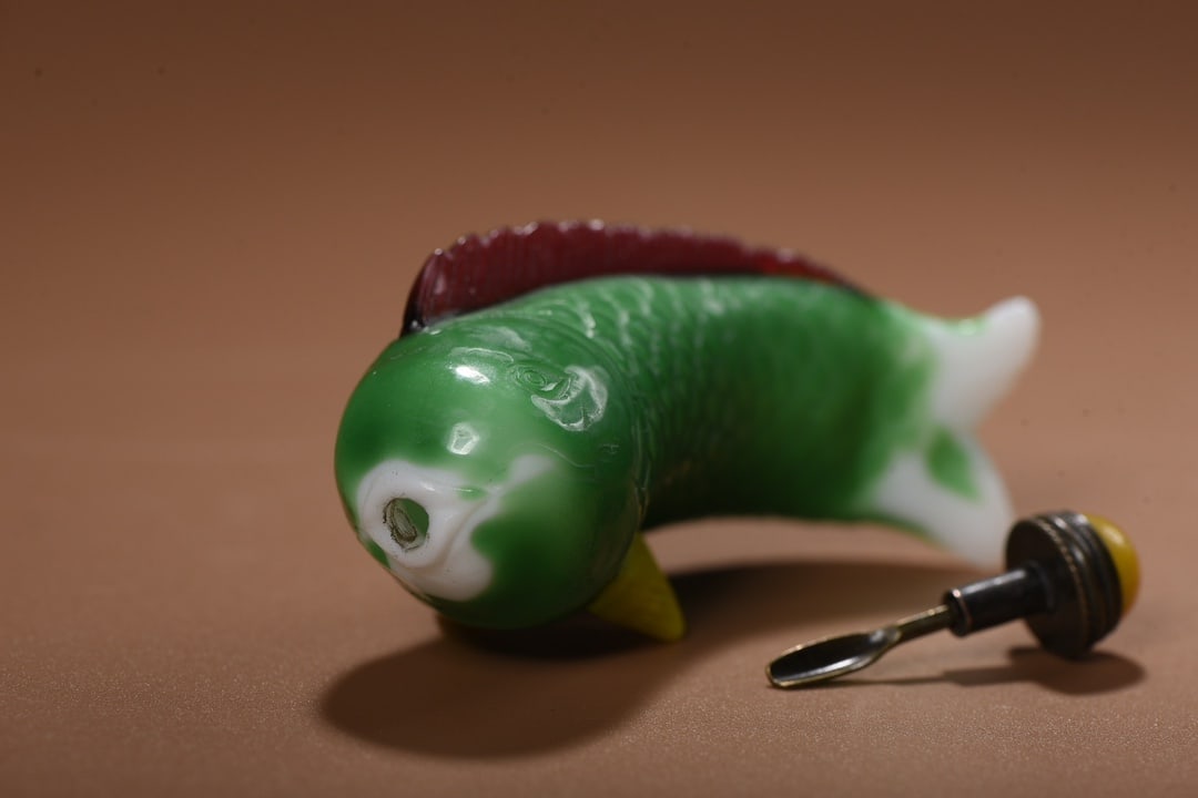 Peking Glass Snuff Bottle - Fish - 8