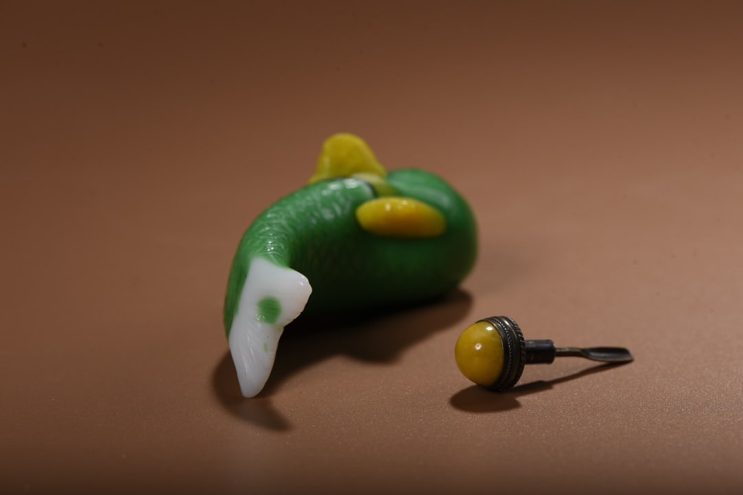 Peking Glass Snuff Bottle - Fish - 9