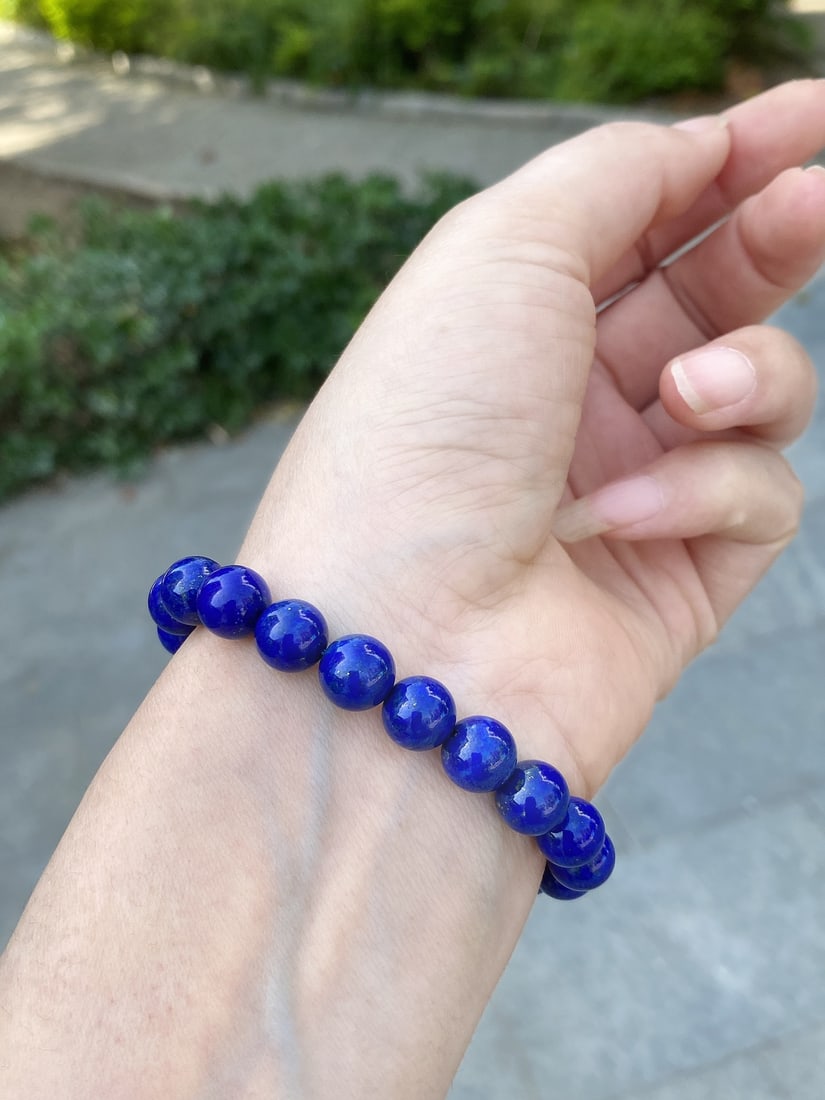 9mm Lapis Lazuli Beads Hand Chain: Title: 9mm Lapis Lazuli Beads Hand Chain Origin: Chinese Date/Period: After2025 Materials: Lapis Lazuli Dimensions: 9(mm) 0.35(inches) Weight 0.05 lbs/23.6g Reserve: $119.00 Shipping:Domestic: