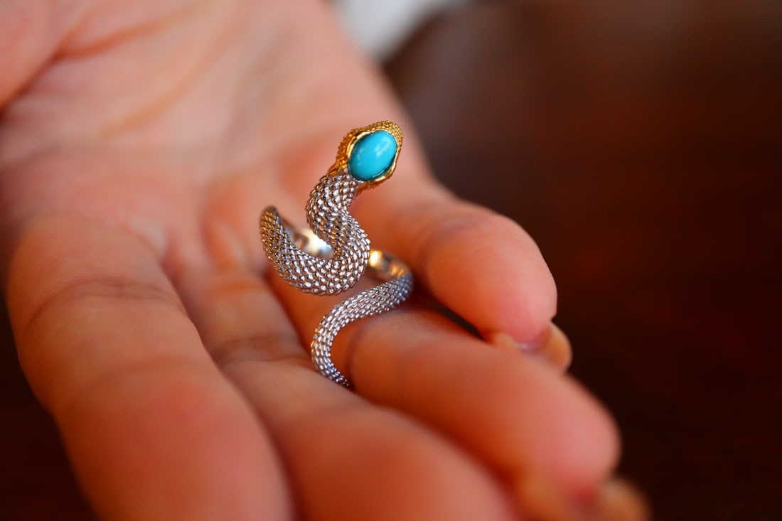 925 Silver Inlay Turquoise Snake Ring: Title: 925 Silver Inlay Turquoise Snake Ring Origin: Chinese Date/Period: After2020 Materials: 925 Silver?Turquoise Dimensions: Reserve: $79.00 Shipping:Domestic: Shipping rates are determined by