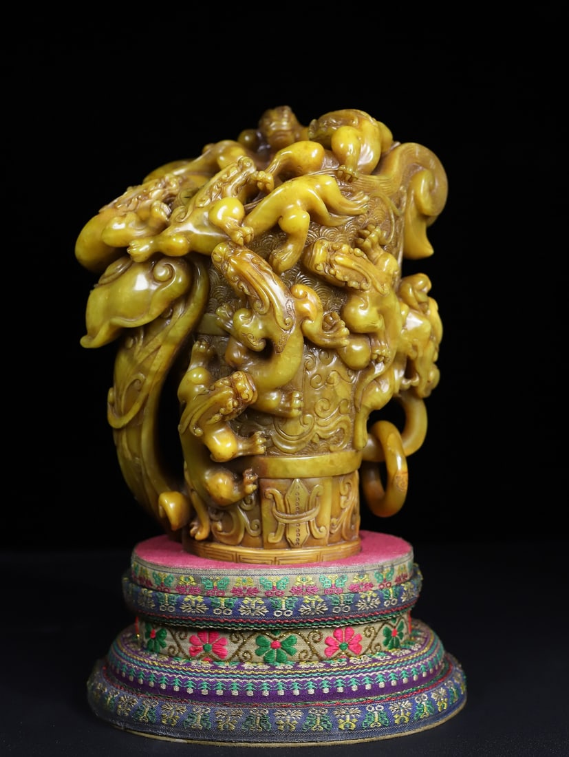Vintage Tianhuang Shoushan Soapstone Hand-Carved Cup Chi Dragon,Ruyi: Title: Vintage Tianhuang Shoushan Soapstone Hand-Carved Cup Chi Dragon,Ruyi Origin: Chinese Date/Period: After1860 Materials: Tianhuang Shoushan Soapstone Dimensions: 210x180(mm) 8.27x7.09(inches)