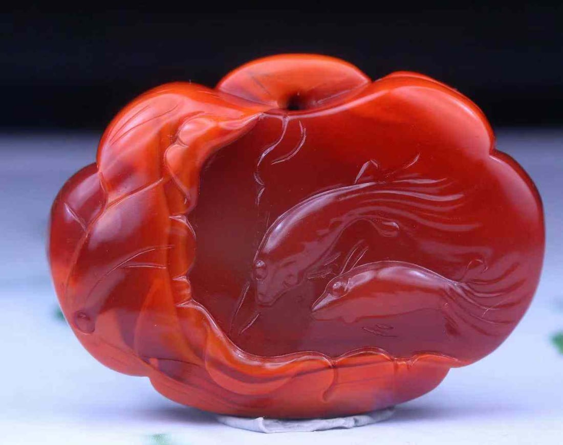 Nanhong Agate Hand Carved Fish Pendant: Title: Nanhong Agate Hand Carved Fish Pendant Origin: Chinese Date/Period: After2020 Materials: Nanhong Agate Dimensions: 25.3x35.8x11(mm) 1.00x1.41x0.43(inches) Weight 0.04 lbs/16.1g Reserve: