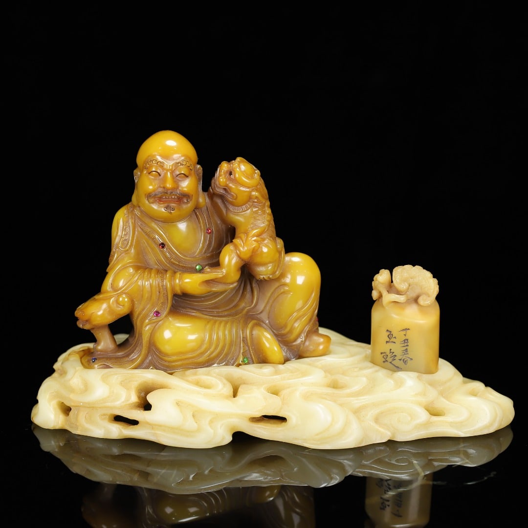 Vintage Tianhuang Shoushan Soapstone Hand-Carved Seal/Stamp Arhat,Ruyi: Title: Vintage Tianhuang Shoushan Soapstone Hand-Carved Seal/Stamp Arhat,Ruyi Origin: Chinese Date/Period: After1880 Materials: Tianhuang Shoushan Soapstone Dimensions: 90x84x41(mm)