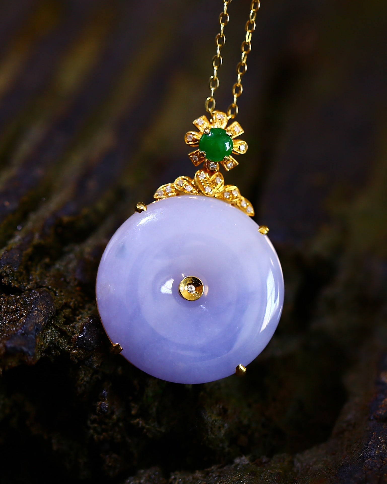 18K Gold Inlay Purple Jadeite Lucky Pendant with Certificate: Title: 18K Gold Inlay Purple Jadeite Lucky Pendant with Certificate Origin: Chinese Date/Period: After2020 Materials: 18K Gold,Jadeite Dimensions: 20.5x5.8(mm) 0.81x0.23(inches) Reserve: $1,299.00 