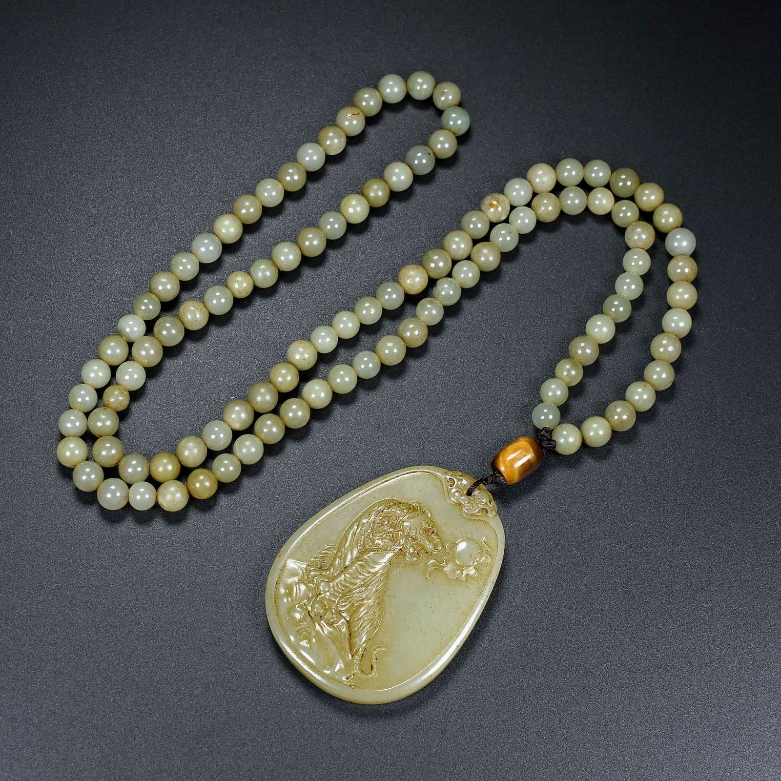 108 Beads Hetian Jade Round Beads Necklace - Tiger Pendant: Title: 108 Beads Hetian Jade Round Beads Necklace - Tiger Pendant Origin: Chinese Date/Period: After1910 Materials: Hetian Jade Dimensions: 35 x 70 x 9(mm)1.38 x 2.76 x 0.35(inches) Weight:0.35 lbs/15